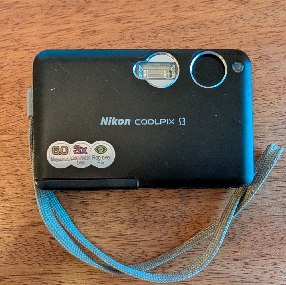 Nikon Coolpix S3 – 6.0MP • 3x Zoom-Nikkor Lens • Red-Eye Fix